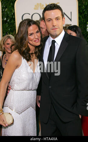 Noi attrice Jennifer Garner (L) e attore statunitense Ben Affleck sorriso soprattutto per le fotocamere che arrivano al sessantaquattresimo Annuale di Golden Globes in Beverly Hills, CA, Stati Uniti, lunedì, 15 gennaio 2007. Foto: Hubert Boesl | Utilizzo di tutto il mondo Foto Stock