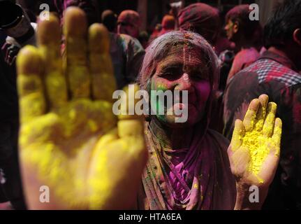 Mathura, Uttar Pradesh, India. 9 Mar, 2017. Mathura: Un indiano vedova mostra il suo lato colorato con Gulal durante lei celebra Holi festival al tempio Gopinath nella città santa di Vrindavan, Uttar Pradesh il 09-03-2017. Le vedove sono attesi a rinunciare a tutto il piacere terreno, bute queste donne-in-pausa bianco tutti shakles sociali per celebrare la festa di colori. Foto di prabhat kumar verma Credito: Prabhat Kumar Verma/ZUMA filo/Alamy Live News Foto Stock