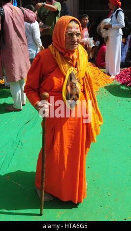 Mathura, Uttar Pradesh, India. 9 Mar, 2017. Mathura: Un indiano vedova passeggiate prima di holi festival celebrazione al tempio Gopinath nella città santa di Vrindavan, Uttar Pradesh il 09-03-2017. Le vedove sono attesi a rinunciare a tutto il piacere terreno, bute queste donne-in-pausa bianco tutti shakles sociali per celebrare la festa di colori. Foto di prabhat kumar verma Credito: Prabhat Kumar Verma/ZUMA filo/Alamy Live News Foto Stock