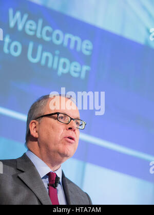 Duesseldorf, Germania. 09Mar, 2017. Klaus Schaefer, il CEO di Uniper, in occasione di una conferenza stampa a Duesseldorf in Germania, 09 marzo 2017. La società sta rilasciando la sua relazione finanziaria annuale. Foto: Rolf Vennenbernd/dpa/Alamy Live News Foto Stock