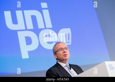 Duesseldorf, Germania. 09Mar, 2017. Christopher Delbrueck, CFO di Uniper, in occasione di una conferenza stampa a Duesseldorf in Germania, 09 marzo 2017. La società sta rilasciando la sua relazione finanziaria annuale. Foto: Rolf Vennenbernd/dpa/Alamy Live News Foto Stock