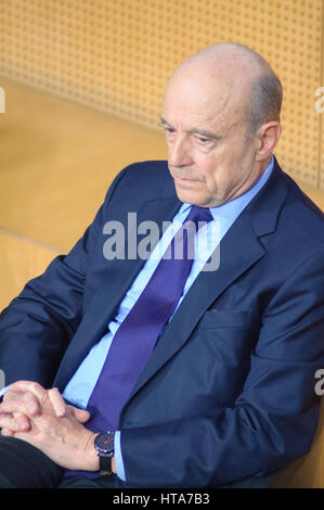 Parigi, Francia. 08 Mar, 2017. Alain Juppe, il francese ex Primo Ministre e il ministro degli Affari Esteri, sta dando una conferenza presso la Scuola di Parigi degli affari internazionali (psia), parte di Sciences Po di Parigi. Credito: Laurent Poinet/Alamy Live News Foto Stock