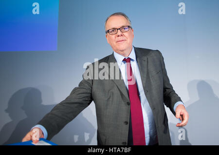 Duesseldorf, Germania. 09Mar, 2017. Klaus Schaefer, il CEO di Uniper, in occasione di una conferenza stampa a Duesseldorf in Germania, 09 marzo 2017. La società sta rilasciando la sua relazione finanziaria annuale. Foto: Rolf Vennenbernd/dpa/Alamy Live News Foto Stock