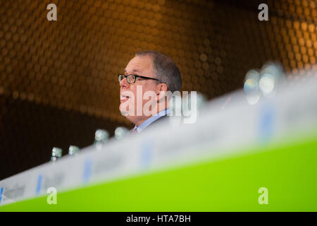 Duesseldorf, Germania. 09Mar, 2017. Klaus Schaefer, il CEO di Uniper, in occasione di una conferenza stampa a Duesseldorf in Germania, 09 marzo 2017. La società sta rilasciando la sua relazione finanziaria annuale. Foto: Rolf Vennenbernd/dpa/Alamy Live News Foto Stock