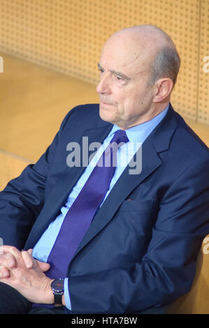 Parigi, Francia. 08 Mar, 2017. Alain Juppe, il francese ex Primo Ministre e il ministro degli Affari Esteri, sta dando una conferenza presso la Scuola di Parigi degli affari internazionali (psia), parte di Sciences Po di Parigi. Credito: Laurent Poinet/Alamy Live News Foto Stock