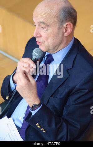 Parigi, Francia. 08 Mar, 2017. Alain Juppe, il francese ex Primo Ministre e il ministro degli Affari Esteri, sta dando una conferenza presso la Scuola di Parigi degli affari internazionali (psia), parte di Sciences Po di Parigi. Credito: Laurent Poinet/Alamy Live News Foto Stock