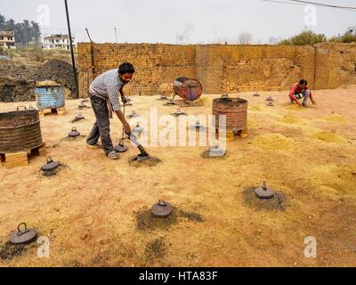 9 marzo 2017 - Bagmati, Sviluppo Centrale Regione, Nepal - un mette i lavoratori del carbone che alimenta il fuoco nel forno ad una fabbrica di mattoni in Bagmati, vicino a Bhaktapur. Ci sono quasi 50 fabbriche di mattoni nella valle vicino a Bagmati. Il mattone maker sono molto occupato facendo mattoni per la ricostruzione di Kathmandu, Bhaktapur e di altre città della valle di Kathmandu che sono stati gravemente danneggiati dal 2015 Nepal terremoto. Le fabbriche di mattoni sono stati nella zona di Bagmati per secoli perché l'argilla locale popolare è un materiale grezzo per la posa in opera dei mattoni. La maggior parte dei lavoratori nelle fabbriche di mattoni sono lavoratori migranti wor Foto Stock