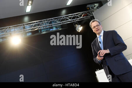 Manfred Knof, il CEO del tedesco di servizi finanziari e impresa di assicurazione Allianz AG, nel corso di una conferenza stampa a Unterfoehring, Germania, 09 marzo 2017. La società sta rilasciando la sua relazione finanziaria annuale. Foto: Tobias Hase/dpa Foto Stock