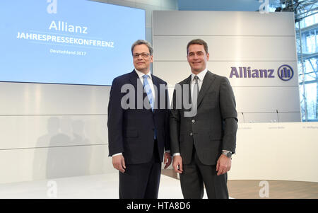 Manfred Knof (L) e Burkhard Keese, il CEO e il CFO del tedesco di servizi finanziari e impresa di assicurazione Allianz AG rispettivamente, in occasione di una conferenza stampa a Unterfoehring, Germania, 09 marzo 2017. La società sta rilasciando la sua relazione finanziaria annuale. Foto: Tobias Hase/dpa Foto Stock