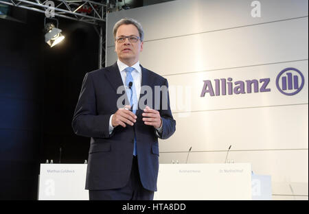 Manfred Knof, il CEO del tedesco di servizi finanziari e impresa di assicurazione Allianz AG, nel corso di una conferenza stampa a Unterfoehring, Germania, 09 marzo 2017. La società sta rilasciando la sua relazione finanziaria annuale. Foto: Tobias Hase/dpa Foto Stock