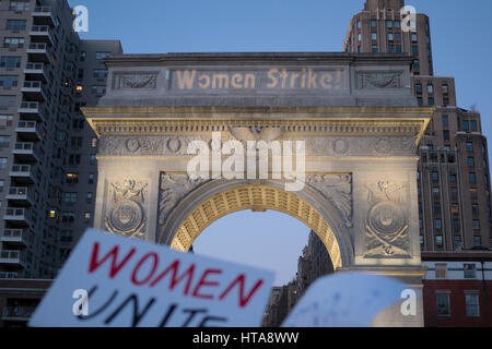 La città di New York, Stati Uniti d'America. 8 marzo 2017. "Donne Sciopero!" essendo proiettata sulla piazza di lavaggio Arch durante il lavoro Internazionale Donna giorno sciopero rally in NYC. Credito: Sinisa Kukic/Alamy Live News Foto Stock