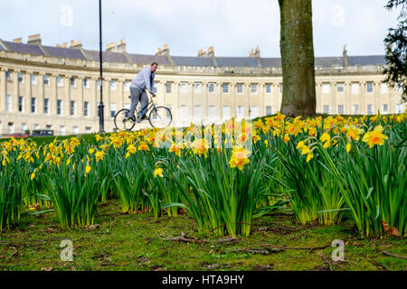 Bath, Regno Unito. 9 Marzo, 2017. Meteo. Un uomo di godersi il caldo UK meteo e sole di primavera è raffigurato in sella ad una bicicletta di fronte al Royal Crescent. Credito: lynchpics/Alamy Live News Foto Stock