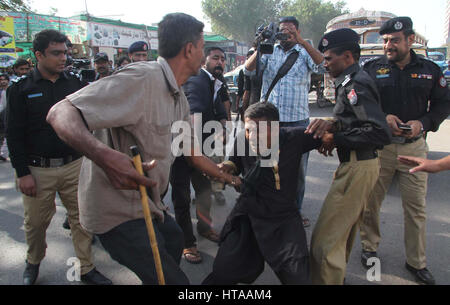 La polizia ha arrestato gli elementi che affrontavano anti sconfinamento drive contro i contenuti illegali si spegne in Saddar città oltre le direzioni di CM Sindh Murad Ali Shah, a Karachi, giovedì 09 marzo, 2017. Foto Stock