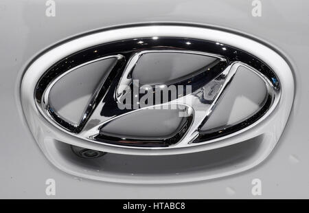 Ginevra, Svizzera. 7 Mar, 2017. Un logo Hyundai, fotografato durante la seconda giornata della stampa al 87th Geneva International Motor Show di Ginevra, Svizzera, 7 marzo 2017. Foto: Uli Deck/dpa/Alamy Live News Foto Stock