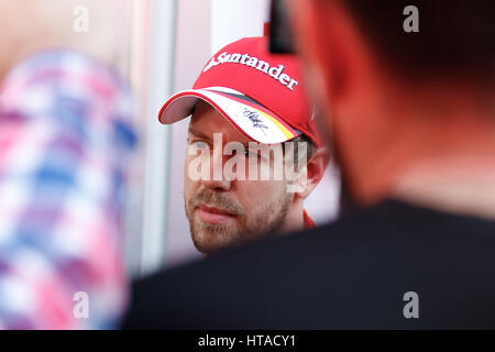 Barcellona, Spagna. 09Mar, 2017. Formel 1 test rides 2017 a Barcellona Sebastian Vettel (GER#5), la Scuderia Ferrari im intervista foto: Cronos/Hasan Bratic Credito: Cronos Foto/Alamy Live News Foto Stock