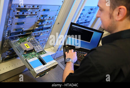 Chemnitz, Germania. 8 Mar, 2017. Specialista IT Mario Haustein funziona su un computer con il sistema operativo Linux presso il centro informatico dell'Università tecnica di Chemnitz, Germania, 8 marzo 2017. Molte applicazioni software del TU di eseguire su di sistemi Linux-based. Migliaia di ospiti provenienti da tutta Europa sono attesi al XIX Chemnitz Linux Days (11 - 12 Marzo). Foto: Jan Woitas/dpa-Zentralbild/dpa/Alamy Live News Foto Stock