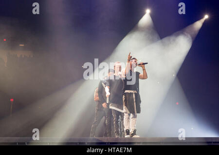 Rosemont, Illinois, Stati Uniti d'America. 23 Maggio, 2015. Contrassegnare WAHLBURG e Joey mcintyre di i nuovi capretti sul blocco di esibirsi dal vivo sul NKOTB principale evento Gita presso l'Allstate Arena in Rosemont, Illinois Credit: Daniel DeSlover/ZUMA filo/Alamy Live News Foto Stock