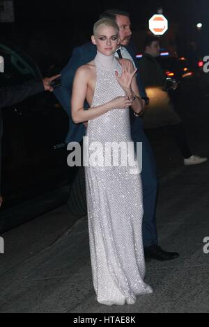 New York, NY, STATI UNITI D'AMERICA. 9 Mar, 2017. Kristen Stewart visto il 9 marzo 2017 in New York City. Credito: Diego Corredor/Mediapunch/Alamy Live News Foto Stock