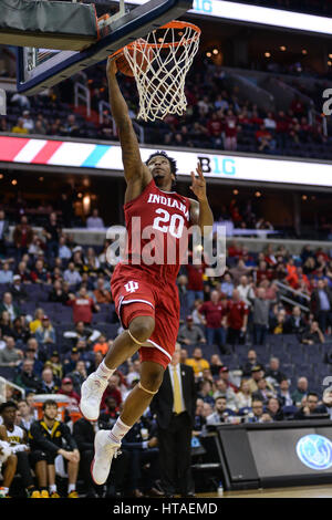 Washington, DC, Stati Uniti d'America. 9 Mar, 2017. DE'RON DAVIS (20) punteggi durante il gioco presso il Verizon Center di Washington DC. Credito: Amy Sanderson/ZUMA filo/Alamy Live News Foto Stock