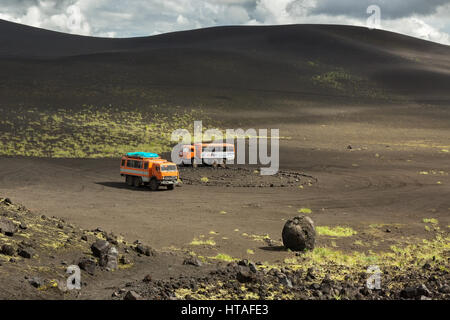 Penisola di Kamchatka, Russia - Agosto 20, 2016: Kamaz camion nel parcheggio per i turisti. Nord svolta grande Tolbachik eruzione fissurale 1975 Foto Stock