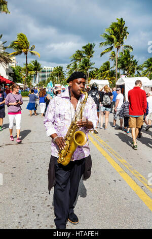 Miami Beach Florida, Ocean Drive, Art Deco Weekend, festival della comunità, fiera di strada, uomo nero maschile, musicista, performer, sassofono, riproduzione, FL170115022 Foto Stock