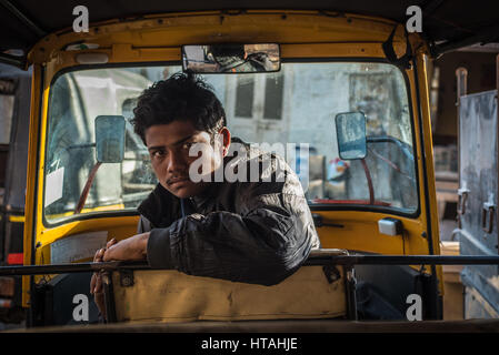 Ritratto di un auto-rickshaw driver nel suo tuk tuk in Jaisalmer, India. Foto Stock