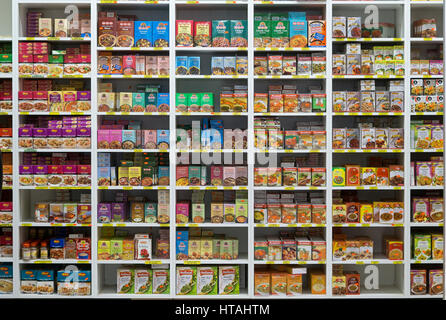Scaffali di cibo indiano in vendita presso Patel fratelli supermercato in Jackson Heights, Queens, a New York. Foto Stock
