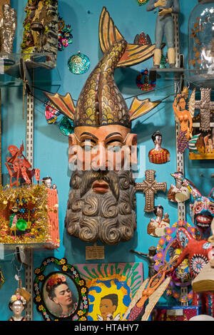 Un ornato di sculture in legno del dio del mare Poseidone in corrispondenza dei talloni del Paradiso store nella parte inferiore di Manhattan, New York City. Foto Stock