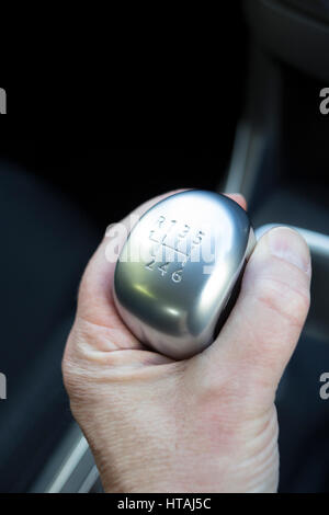 Close up auto conducente di cambiare marcia Foto Stock