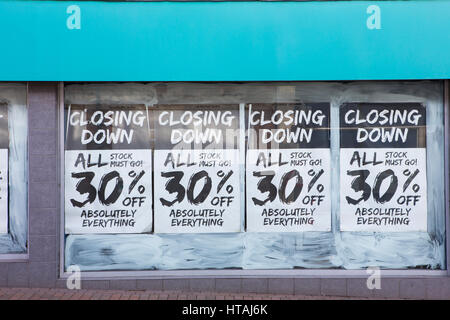 Esterno del negozio con la chiusura di avviso nella finestra Foto Stock