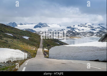 Famosa contea norvegese Road 55. C'è la neve tutto l'anno e questo è un mezzo di estate foto. Sognefjellet, Norvegia. Foto Stock