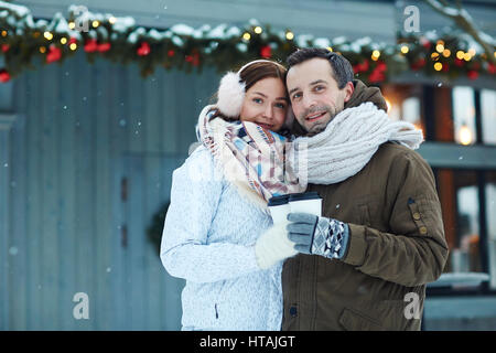 Attraente coppia giovane avente bevande sulla giornata invernale Foto Stock