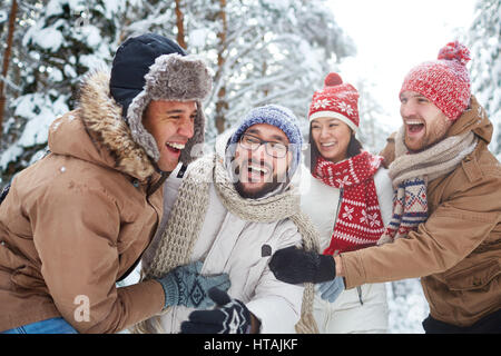 Giocoso teenage amici divertendosi in winter park Foto Stock
