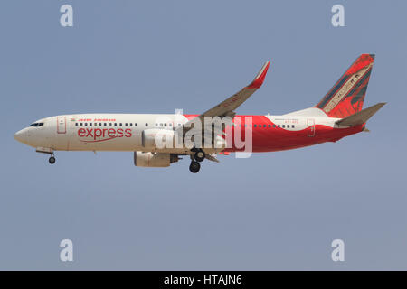 Dubai EMIRATI ARABI UNITI/Marzo 9, 2017: Boeing 737 da Air India Express atterraggio all'Aeroporto di Dubai. Foto Stock