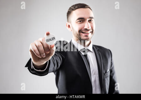 Bel uomo in tuta con chip del concessionario Foto Stock