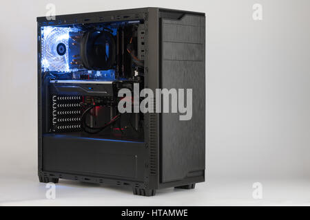 Aprire midi tower case del computer con il rosso e il blu gli effetti di illuminazione su sfondo bianco Foto Stock