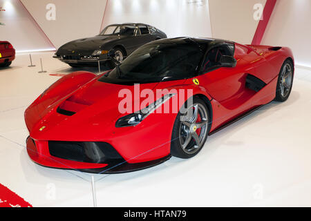 Vista di tre quarti di un rosso Ferrari LaFerrari, parte della Ferrari raccolta tributo al 2017 London Classic Car Show Foto Stock