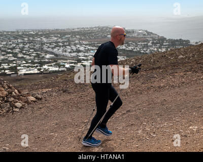 Walkers vicino al vertice del Montana Roja vicino a Playa Blanca, Lanzarote Foto Stock