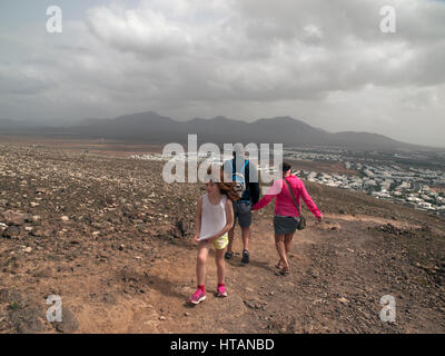 Walkers vicino al vertice del Montana Roja vicino a Playa Blanca, Lanzarote Foto Stock