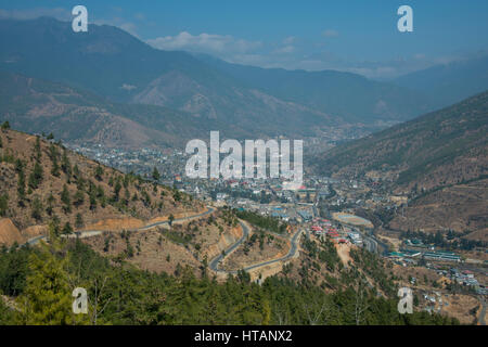 Il Bhutan, Thimphu, capitale del Bhutan. Panoramica da Kuenselphodrang il Parco di natura di strada di montagna e la valle di Thimphu. Foto Stock