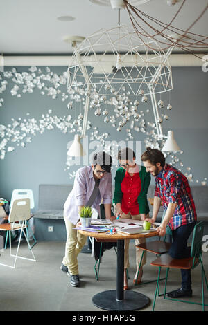 Corpo pieno colpo di team di giovani creativi Foto Stock