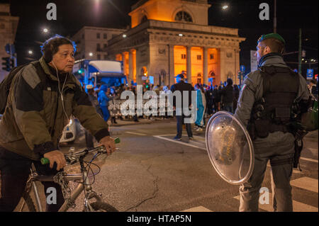 Milano, Italia. 8 marzo, Giornata delle donne. Protesta per i diritti delle donne " Non una di meno - non uno di meno". Foto Stock