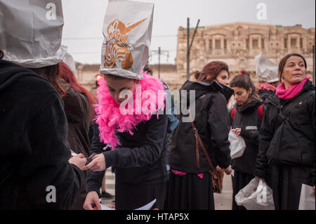 Milano, Italia. 8 marzo, Giornata delle donne. Protesta per i diritti delle donne " Non una di meno - non uno di meno". Foto Stock