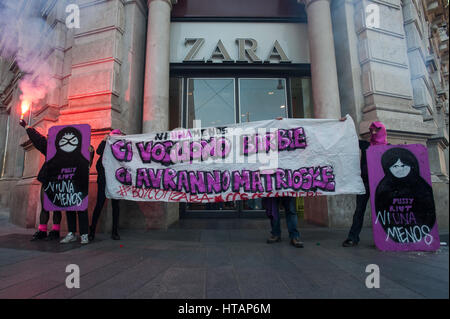 Milano, Italia. 8 marzo, Giornata delle donne. Protesta per i diritti delle donne " Non una di meno - non uno di meno". Foto Stock