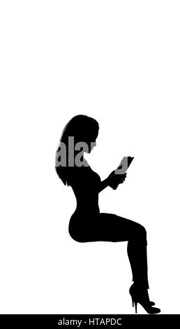 Donne ubicazione sul fronte posteriore cercando il suo tablet. Capelli lunghi, montare, tacco alto. Stephanie Foto Stock
