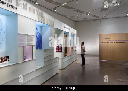 Berlino. Germania. Visitatore in cerca in mostra al Museo Ebraico. Jüdisches Museum. Foto Stock