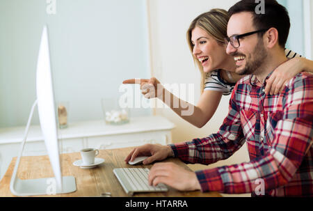 Matura in love shopping e di acquisto di beni provenienti da internet Foto Stock