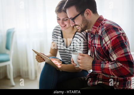 Leisurly matura in love shopping online utilizzando tablet Foto Stock