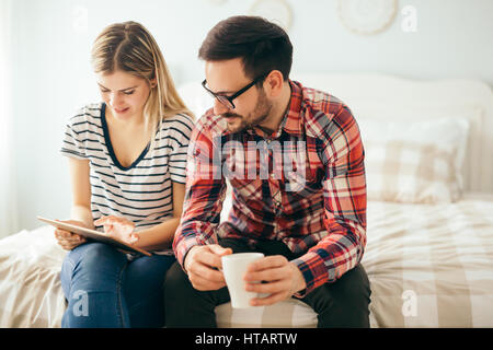 Leisurly matura in love shopping online utilizzando tablet Foto Stock