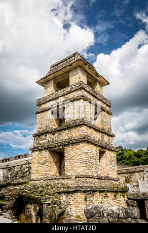 Palazzo torre osservatorio presso le rovine maya di Palenque - Chiapas, Messico Foto Stock